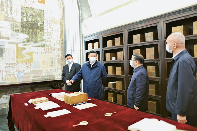 2023年6月2日，，，，，，中共中央总书记、国家主席、中央军委主席习近平在北京出席文化传承发展座谈会并发表重要讲话。。。。。。。这是座谈会前，，，，，，习近平1日下午在中国国家版本馆考察时，，，，，，在兰台洞库了解馆藏精品版本保存情况。。。。。。。 新华社记者 鞠鹏/摄